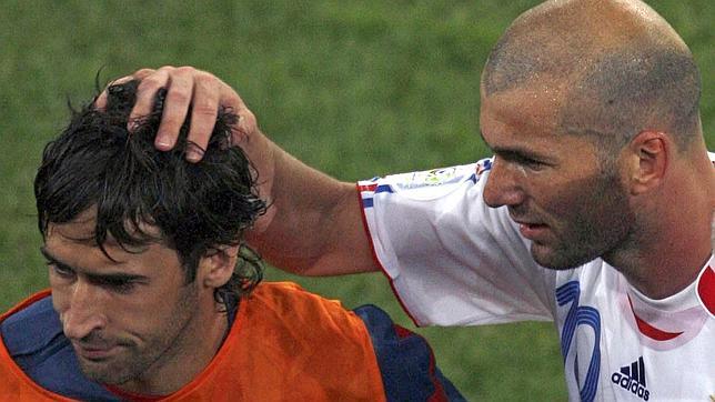 Zidane consuela a Raúl tras la eliminación en octavos de final de España a manos de Francia. Otra triste despedida de un Mundial