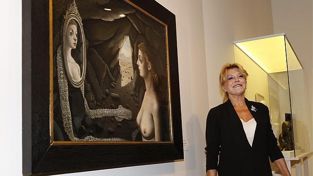 La baronesa Thyssen junto a un cuadro de Delvaux