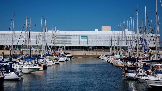 Situado junto a la marina de Lisboa