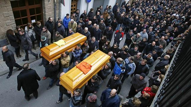 La iglesia de Súria se abarrota para despedir a los dos mineros muertos el viernes