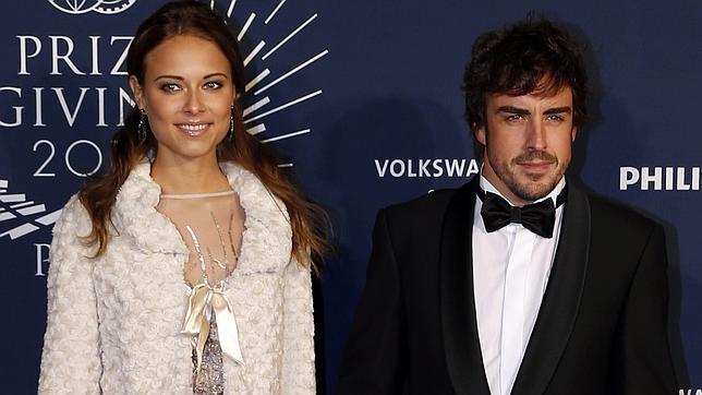 Fernando Alonso y Dasha Kapustina celebran su primer aniversario de noviazgo en París