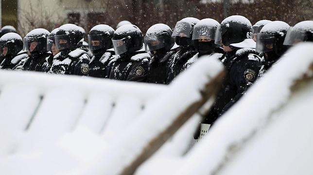 Yanukóvich promete diálogo mientras la Policía empieza a desalojar a los manifestantes en Kiev