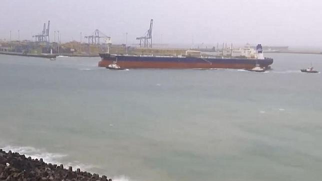 Un vídeo muestra la titánica lucha de un barco por salir del Puerto de Las Palmas