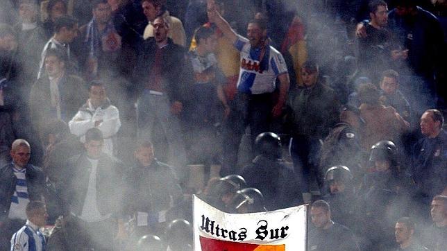 Los antidisturbios entran en la zona de Brigadas durante un partido en Montjuic