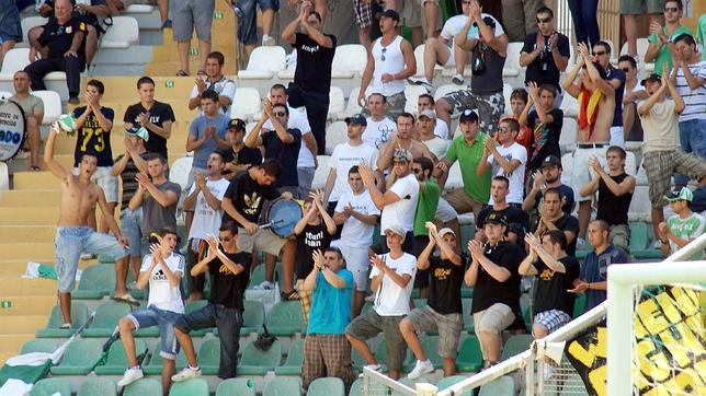 Miembros de la Jove Elx animan en el Martínez Valero