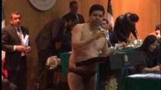 Un diputado mexicano se desnuda en el Congreso en protesta por las privatizaciones