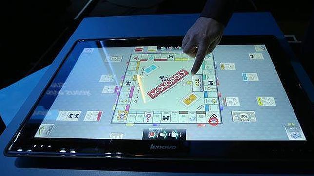 Un usuario prueba esta gigantesca «tablet» durante la feria CES 2013