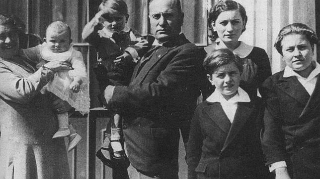 El dictador italiano Benito Mussolini posa con su mujer, Rachele, y sus cinco hijos