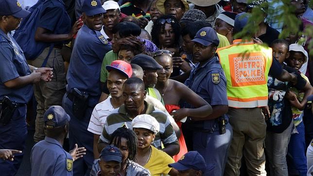 Miles de sudafricanos no pueden despedirse de Mandela por la avalancha de visitantes