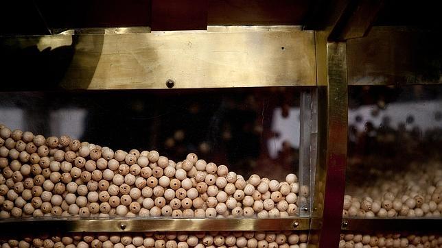 Los bombos de la Lotería llegan al Teatro Real