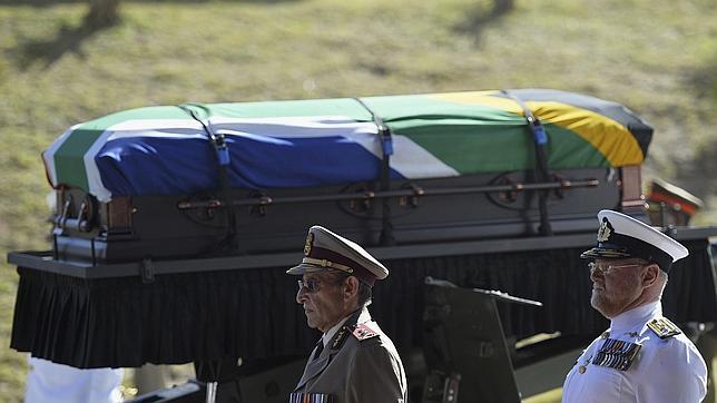 Nelson Mandela recibe sepultura acompañado por su familia y sus íntimos