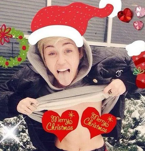 Llega el «Movimiento Libera el Pezón»: El topless navideño de Miley Cyrus