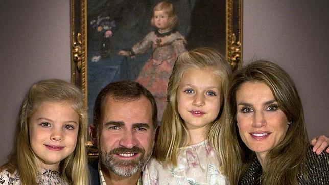 Los Príncipes felicitan las Navidades con una fotografía familiar en el Museo del Prado