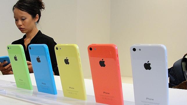 Una usuaria prueba uno de los iPhone 5c