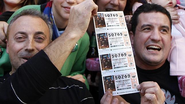Lotería de Navidad 2013: La mayoría de los españoles compra a conocidos para «no quedar fuera» si toca