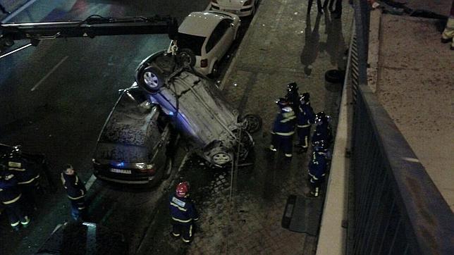 Un joven de 19 años, herido grave tras caer con su vehículo desde una altura de 10 metros