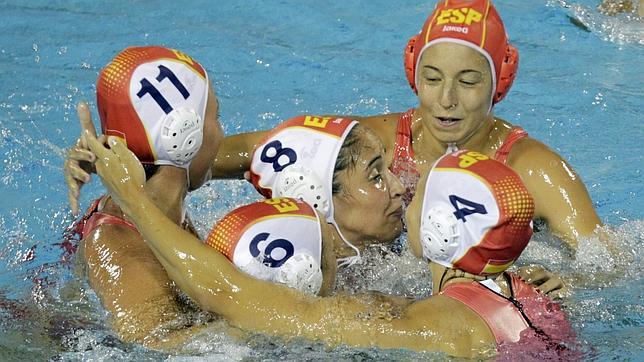 Las jugadoras de España celebran un gol ante Hungría en la semifinal del Mundial de waterpolo que terminaron ganando
