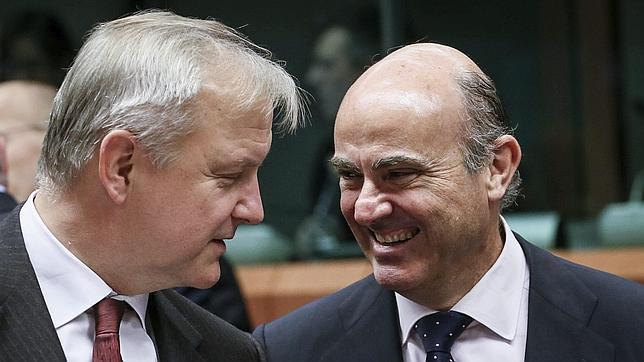 El vicepresidente y responsable de Asuntos Económicos y Monetarios, Olli Rehn conversa con Luis de Guindos (d)