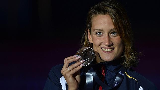 Mireia Belmonte sonríe con la medalla de plata conseguida en el Mundial de natación de Barcelona