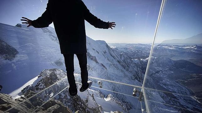 El último mirador de vértigo: una caja de cristal colgada sobre los Alpes