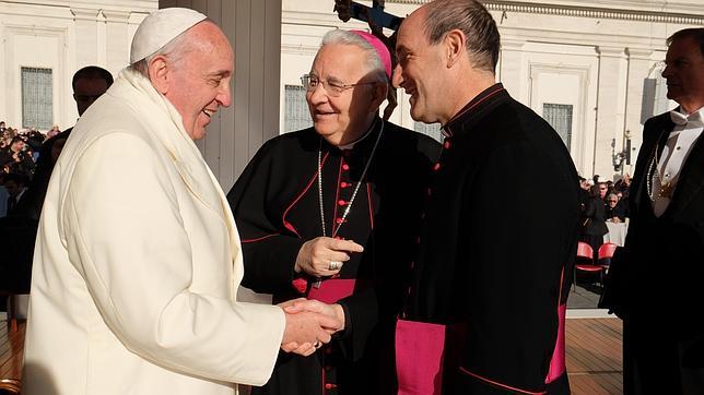 El Papa recibe al nuevo obispo auxiliar de Santiago en compañía del obispo de León