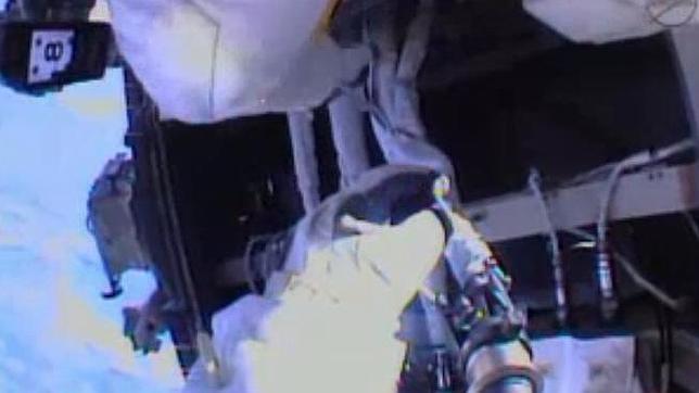 Dos astronautas de la Estación Espacial Internacional salen al espacio abierto para reparar una avería del puesto orbital