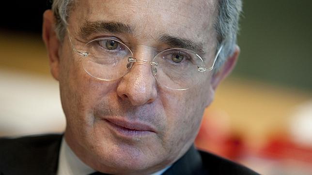 Uribe pide investigar a Santos por el reparto de cargos para favorecer su reelección