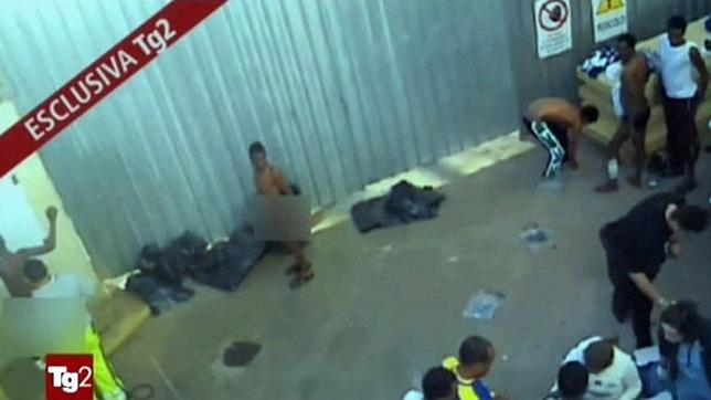 Nueve inmigrantes se cosen la boca para exigir sus derechos en Italia