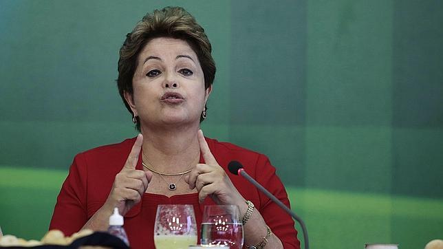 Rousseff aumenta el salario mínimo de Brasil cerca de un 7%
