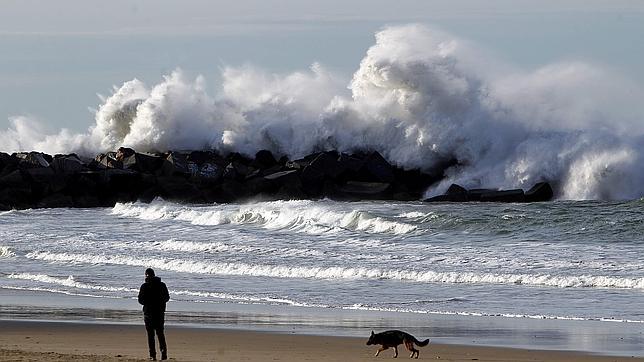 El viento desprende parte del tejado de una vivienda en Atxondo