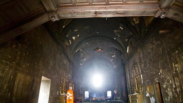 Las llamas devoran el Santuario de A Virxe da Barca en Muxía