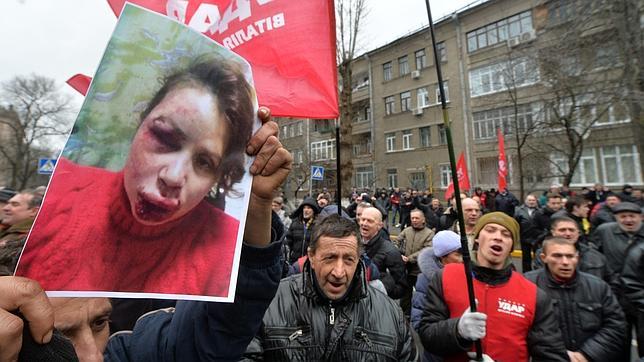 Una periodista opositora, brutalmente agredida en Ucrania