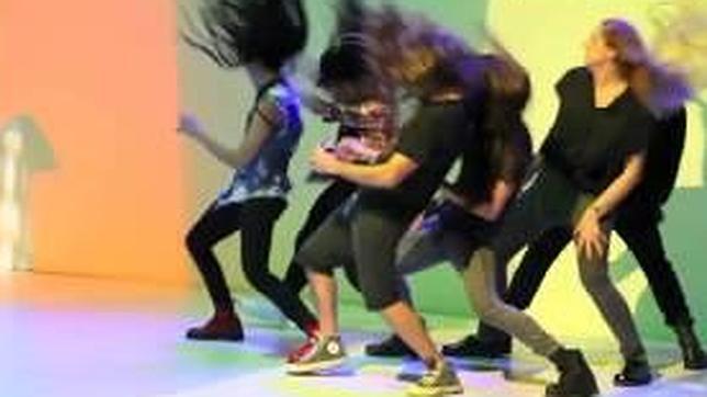 Una escena de «La chica de la agencia de viajes nos dijo que había piscina en el apartamento» (Teatro Pradillo)