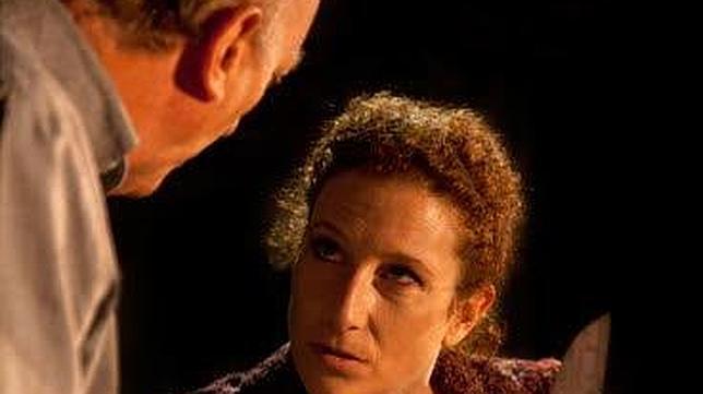 Clara Sanchis y Pedro Miguel Martínez, en una escena de «La lengua en pedazos» (Teatro Fernán Gómez)
