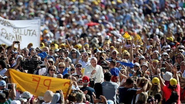 El Papa Francisco triplica la asistencia a actos en el Vaticano de Benedicto XVI