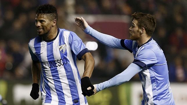 Eliseu recibe la felicitación de un compañero tras anotar un gol con el Málaga