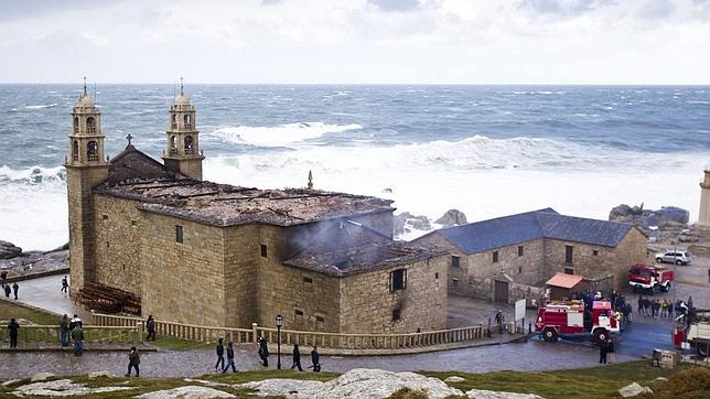 El temporal se ensaña con el santuario de Muxía al dañar las olas el muro frontal