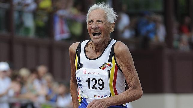 El atleta más anciano de Bélgica se somete a la eutanasia tras beberse una copa de champán