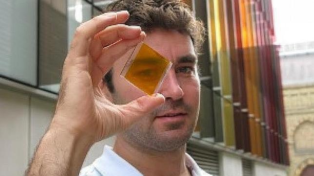 El investigador Henry Snaith muestra un panel de perovskita