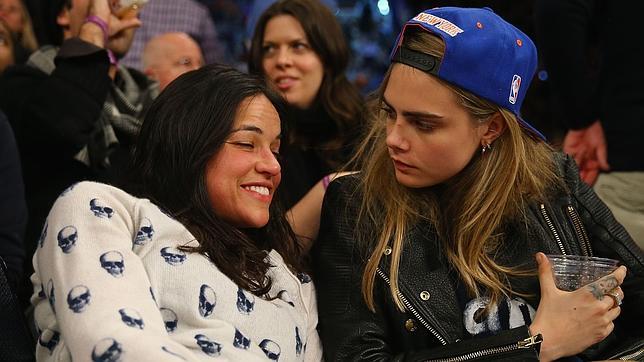Cara Delevingne y Michelle Rodriguez coquetean en un partido de la NBA