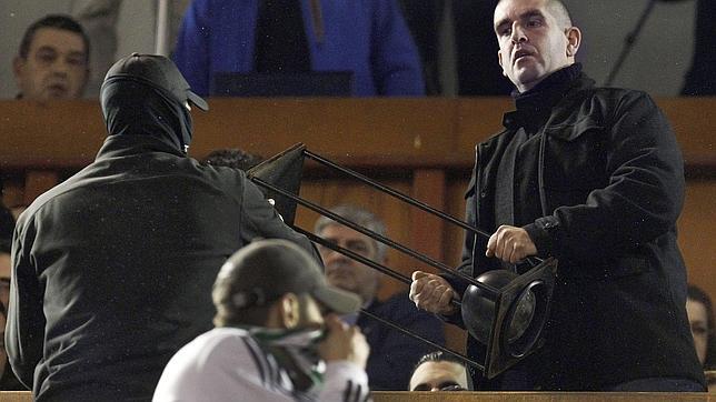 Un grupo de aficionados del Racing de Santander asaltan el palco e intentan agredir al presidente