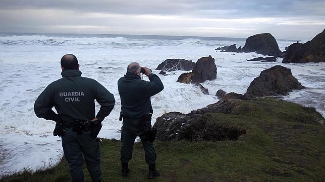 Reanudan la búsqueda de un hombre y su hija arrastrados por una ola en Valdoviño