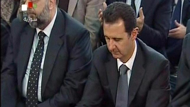 Bachar Al Asad reaparece en público en una mezquita