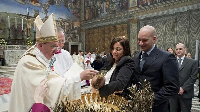 El Papa bautiza a una niña cuyos padres no están casados por la Iglesia