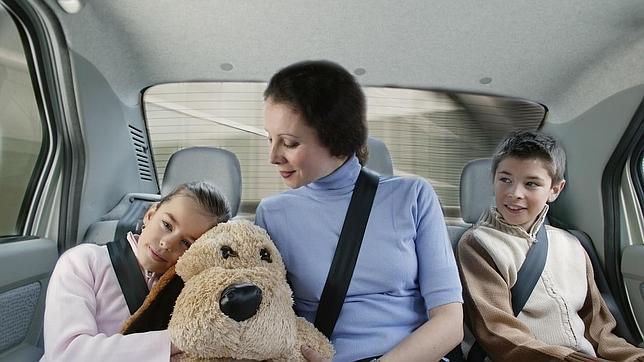 La DGT pide más vigilancia de cinturón y sillitas