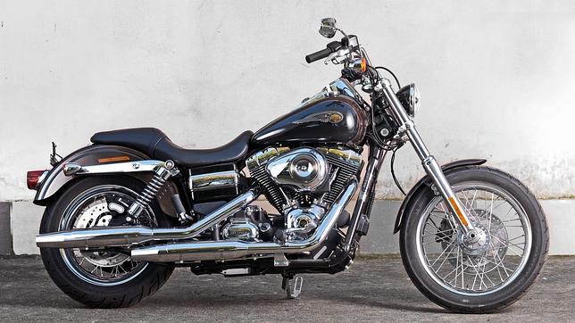 El Papa Francisco subasta su «chupa» de cuero y su moto Harley Davidson