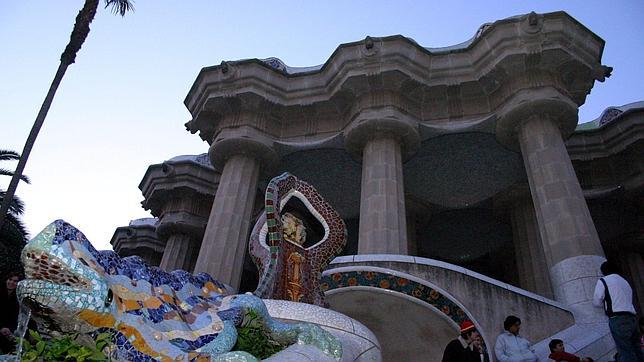 La sala hipóstila, tras el dragón de cerámica del Park Güell