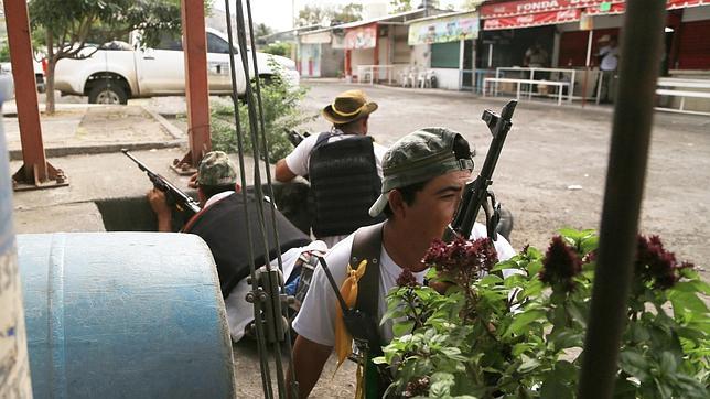 Civiles armados mexicanos toman el segundo bastión de un cártel de los narcos