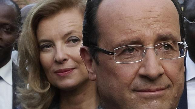 La primera dama francesa seguirá ingresada por el «impacto» de la infidelidad de Hollande
