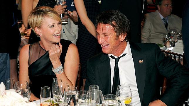 Sean Penn vendió sus armas de fuego por amor a Charlize Theron